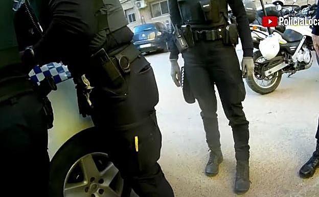 Los agentes, tras encontrar al figitivo