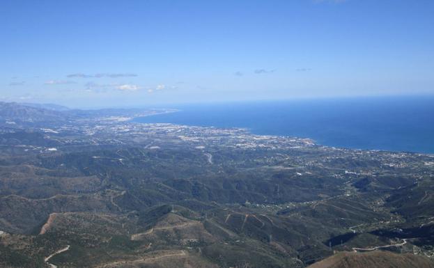 Vista de la Costa del Sol Occidental desde la cima de los Reales.