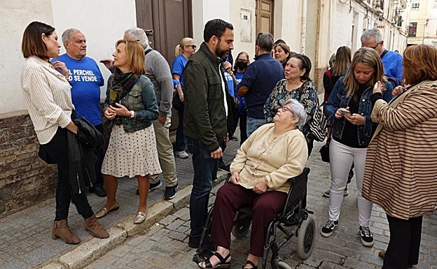 Dani Pérez y los concejales socialistas, reunidos ayer con los vecinos afectados de callejones de El Perchel. 