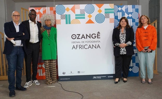 Salomón Castiel, Azu Nwagbogu, Owanto, Natacha Rivas y Berta González de Vega, durante la presentación de la bienal. 