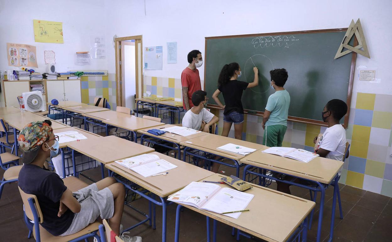 Alumnos del colegio Miguel de Cervantes, el año pasado, en clases de refuerzo. 