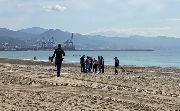 Agentes de la Policía Nacional, durante el levantamiento del cadáver.