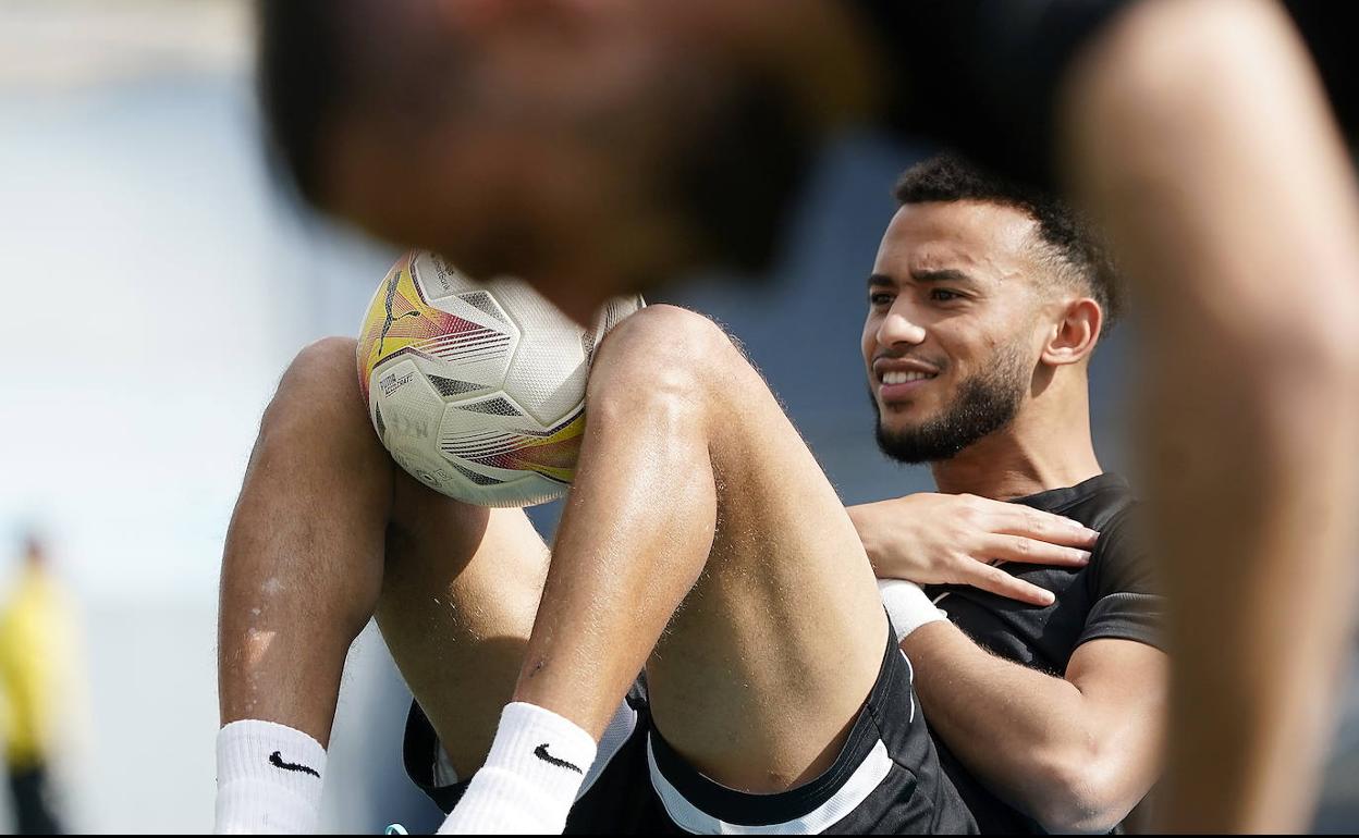 Hicham, ayer durante un momento del entrenamiento del Málaga en el Anexo de La Rosaleda.
