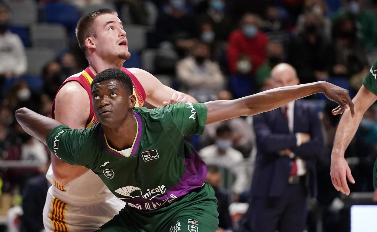 Nzosa, defendiendo a Radoncic. 