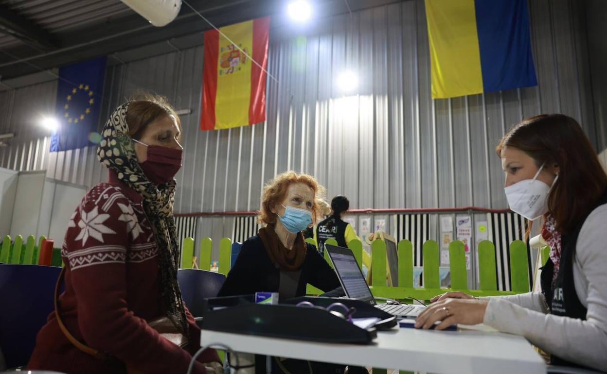 Dos mujeres son atendidas en el centro de atención a refugiados ucranianos de Málaga. 