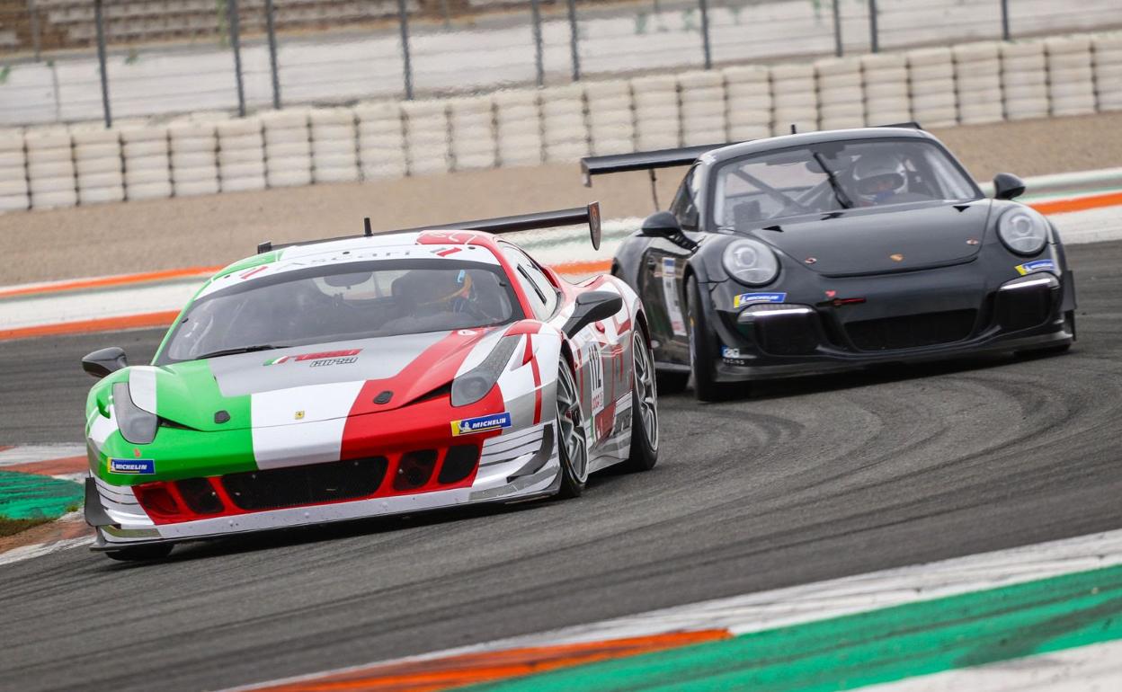 El Ferrari 458 Challenge de Rosso Corsa de Fontes, en primer plano, en competición. 