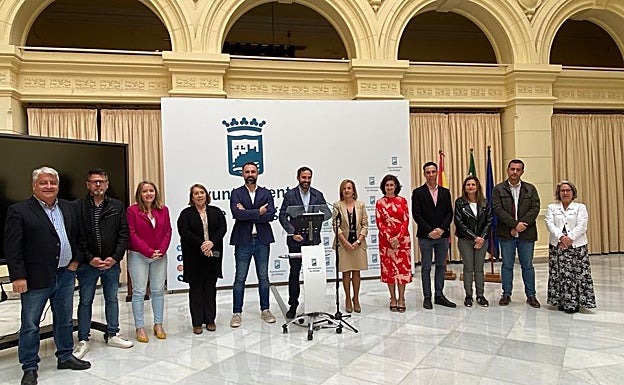 El portavoz socialista, Dani Pérez, y sus concejales en el patio de Banderas.