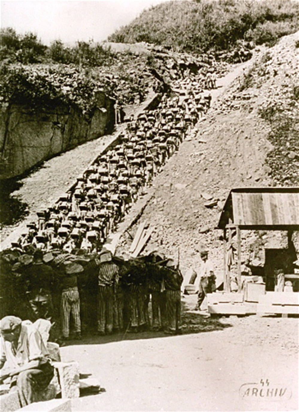 Escalera de la muerte en Mauthausen. Presos cargados con piedras.