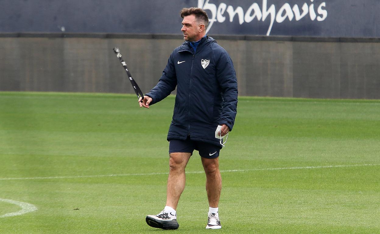 El entrenador del Málaga, Pablo Guede, en el entrenamiento de este viernes.