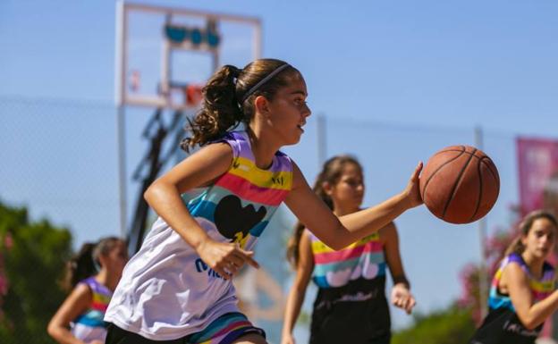 Participantes del Campus Wob Caixabank disfrutan del baloncesto. 