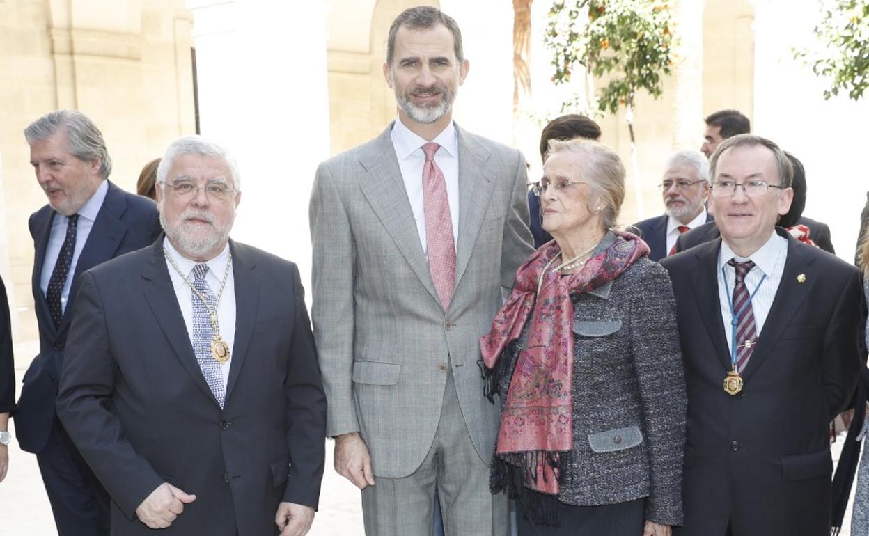 El rey Felipe VI, con los académicos Cabra de Luna, María Victoria Atencia y Fernando Orellana, en la Aduana en 2019. 