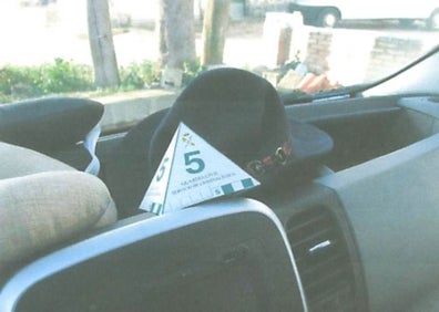 Imagen secundaria 1 - Uno de los procesados durante el atraco, así como el gorro que llevaba y la cuerda con la que ataron a la víctima. 