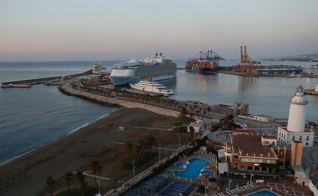 Imagen principal - Wonder of the Seas: El crucero más grande del mundo ya está en Málaga