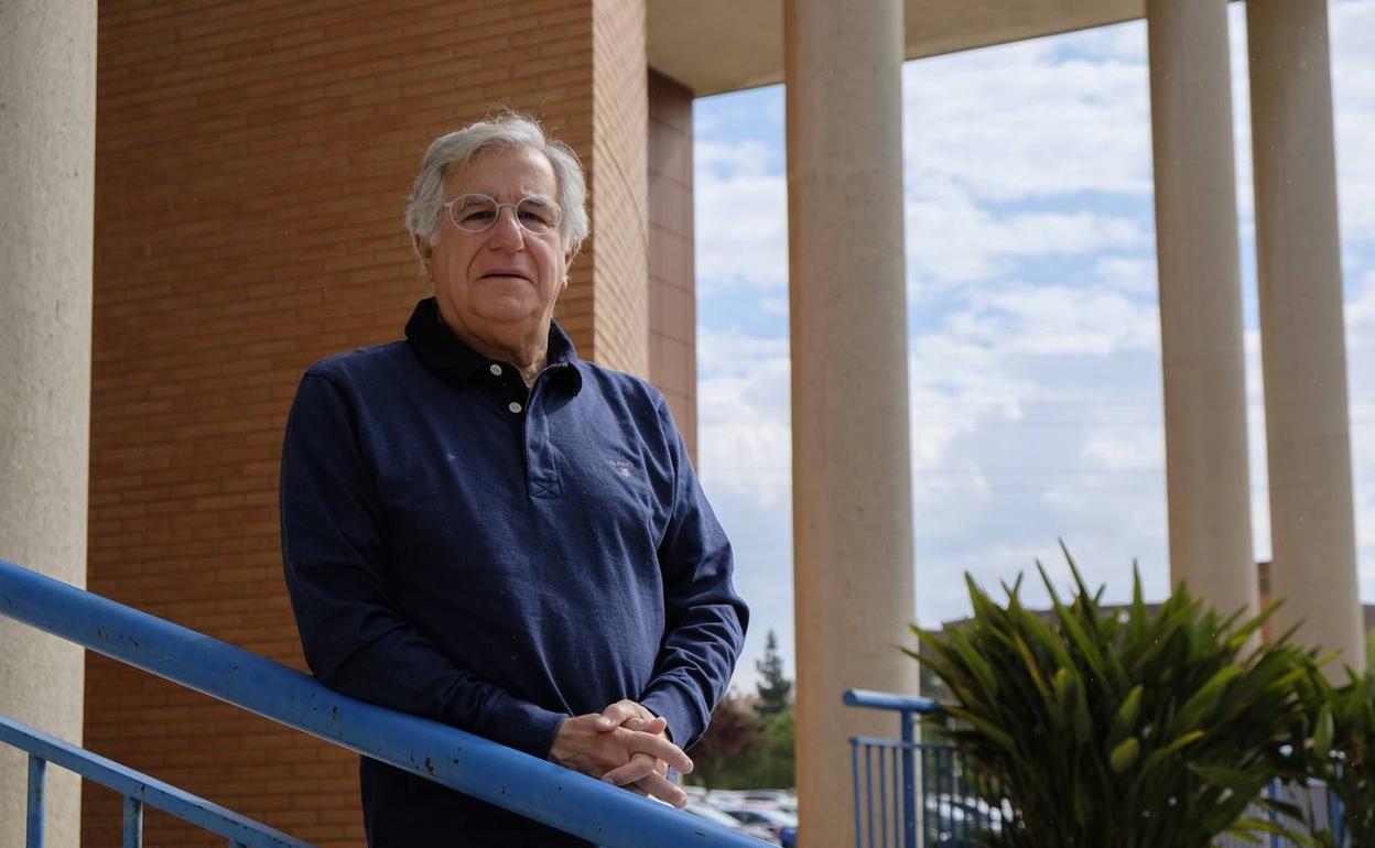 Marcelo Berthier, en el acceso al Centro de Investigaciones Médico-Sanitarias de la UMA, donde dirige una unidad especializada en trastornos del lenguaje.