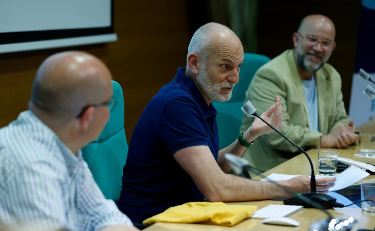 Alejandro Palomas, entre los organizadores de la Feria del Libro, Miguel Ángel Díaz y Manuel García Iborra. 