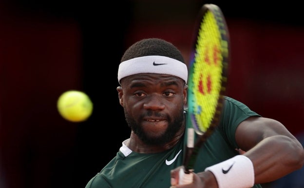 Tiafoe golpea de revés a dos manos en el duelo de este viernes. 