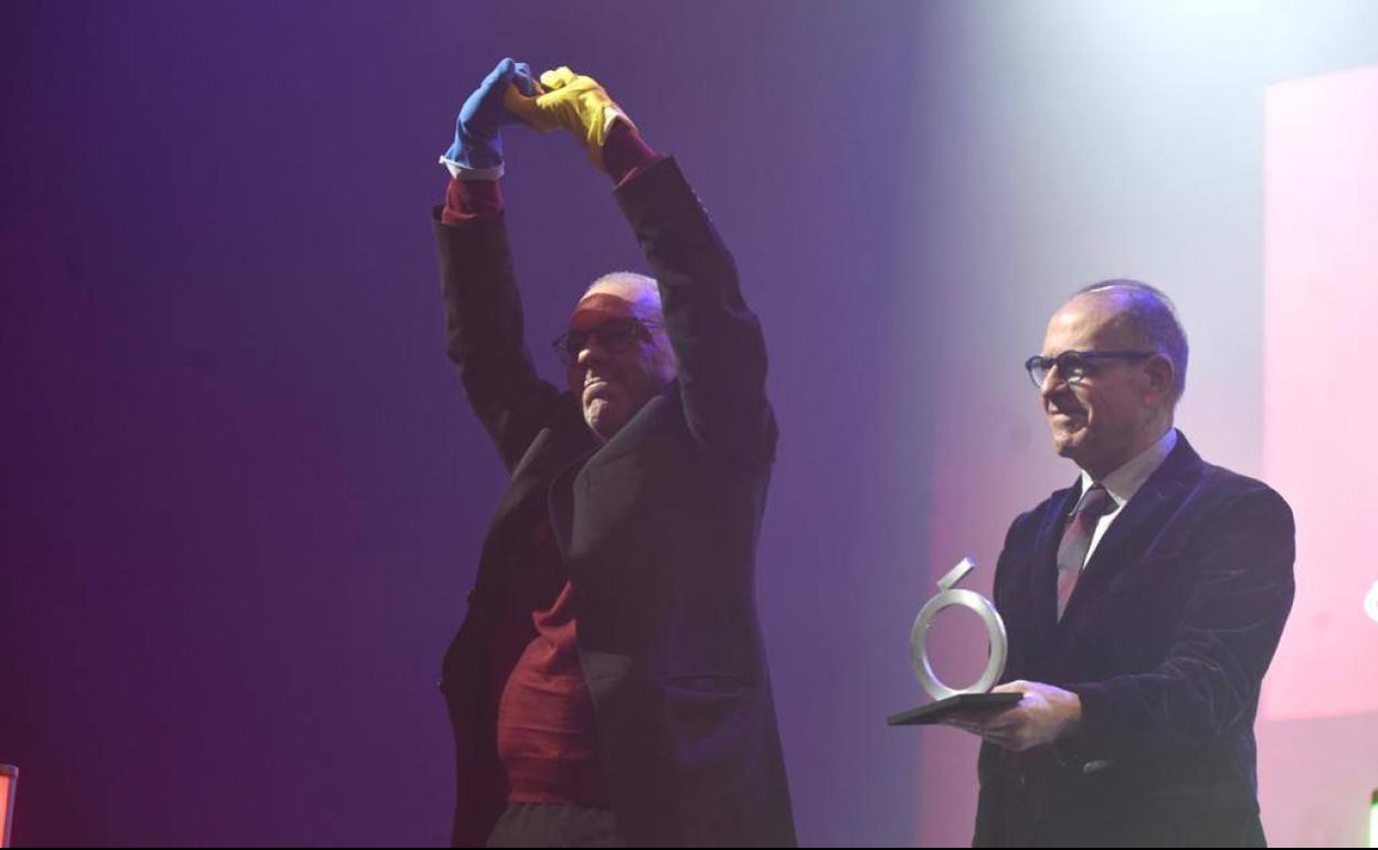 LLuís Pasqual recogió el premio entrelazando sus manos con los colores de Ucrania. 