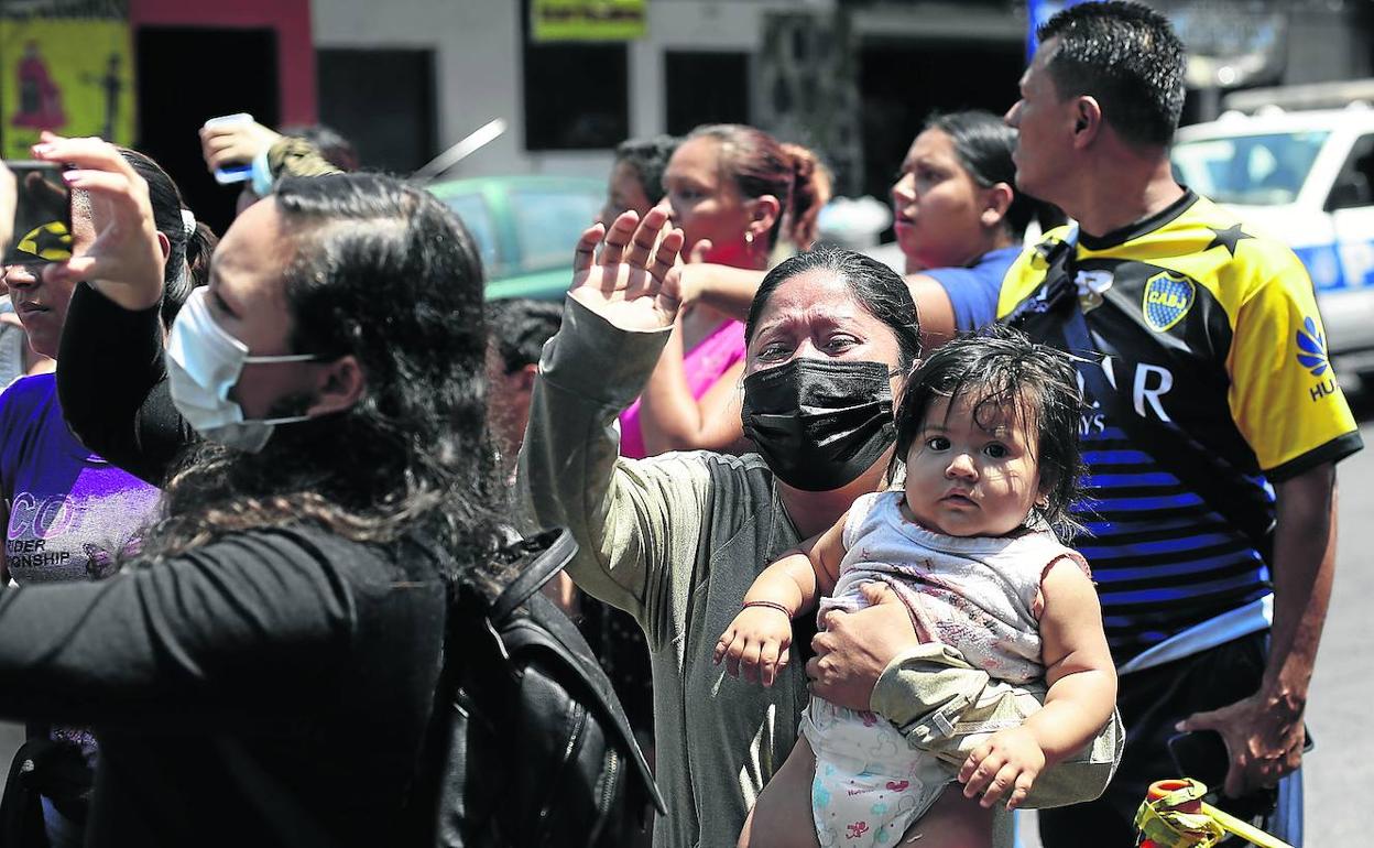 Familiares de detenidos protestan frente a un centro penitenciario por la política de lucha contra el crimen emprendida por el presidente. 