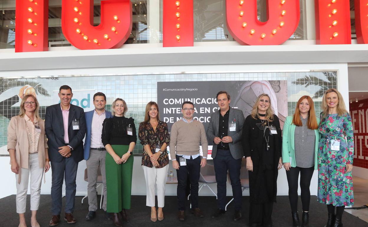 Foto de familia de los ponentes participantes en el encuentro en la fábrica de Cervezas Victoria. 