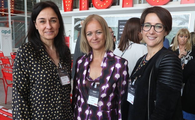 Imagen principal - Isabel Pumarega, Cinta Bellerín y María Plaza, en la jornada organizada por APD y DIRCO. Al lado, Catalina Carmona, Amalia Fernández y Esperanza Martín. A continuación, Juan Arenas y Roberto Dueñas. 