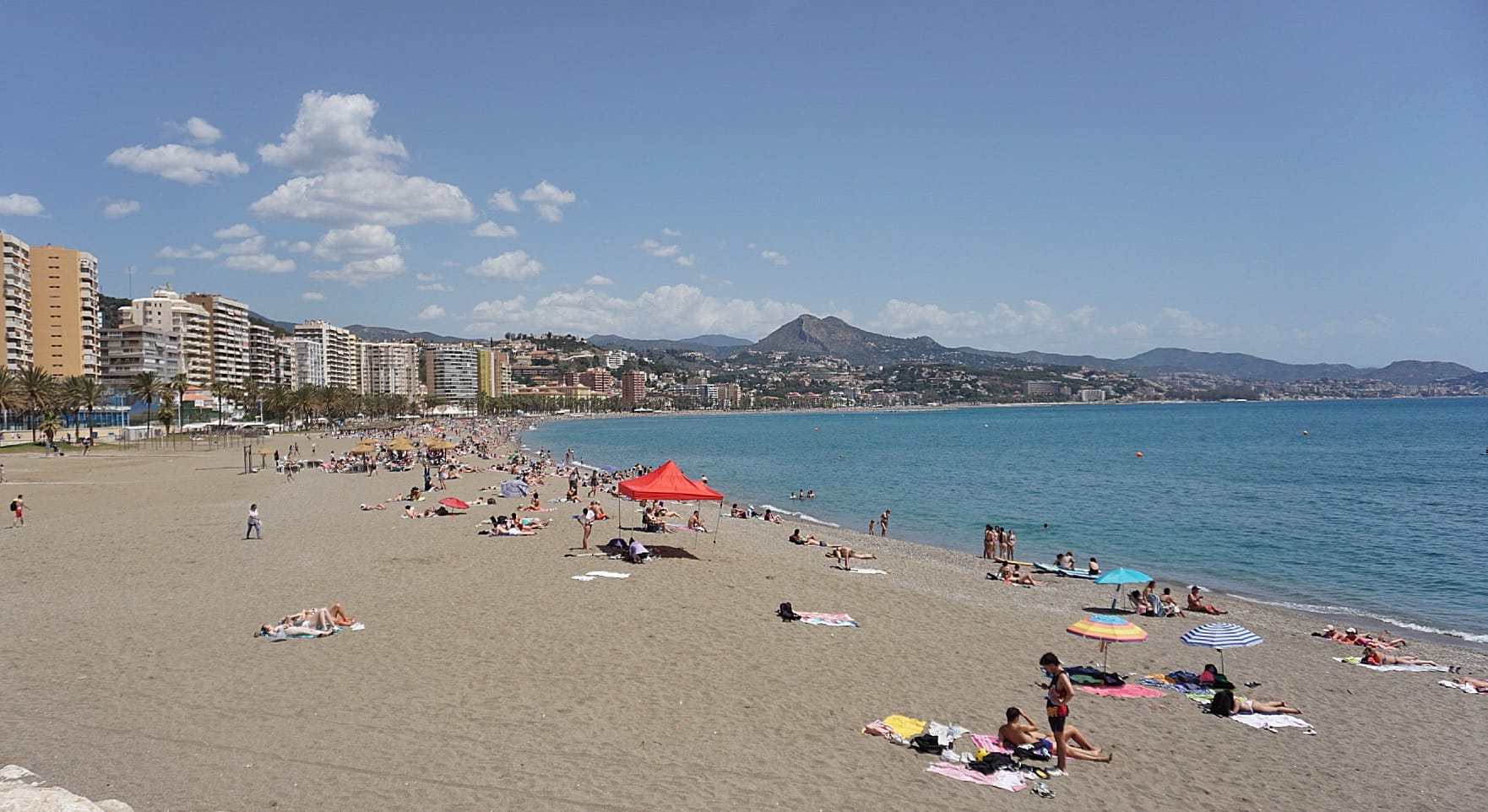 Fotos: 1 de mayo: Málaga se anticipa a la temporada alta con las mesas y las hamacas de las playas llenas