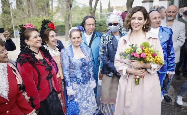 La presidenta de la Comunidad de Madrid, Isabel Díaz Ayuso, a su llegada a la tradicional ofrenda floral a los Héroes del 2 de Mayo en el cementerio de La Florida.