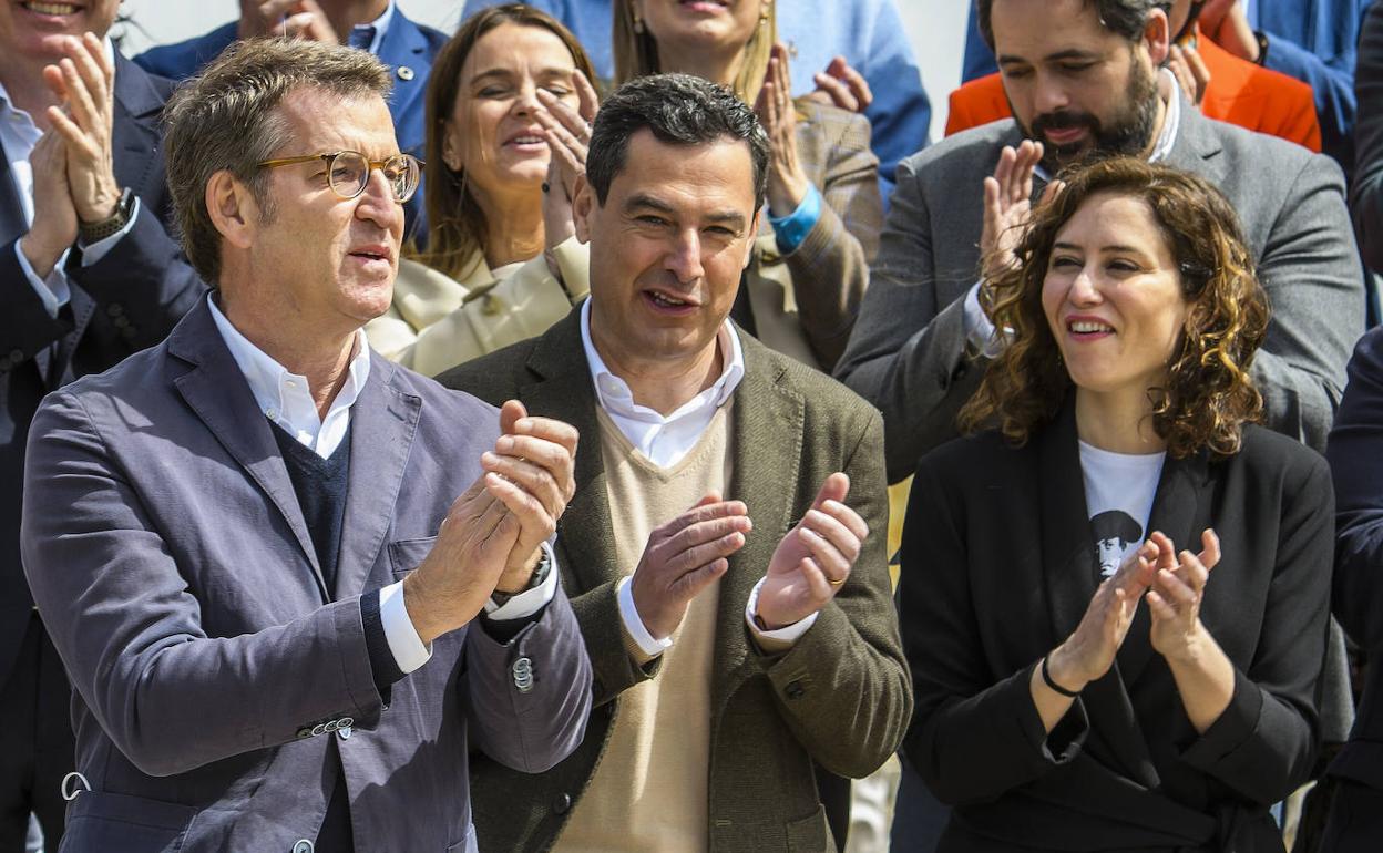 Alberto Núñez Feijóo, Juanma Moreno e Isabel Díaz Ayuso, en el congreso del PP en Sevilla. 