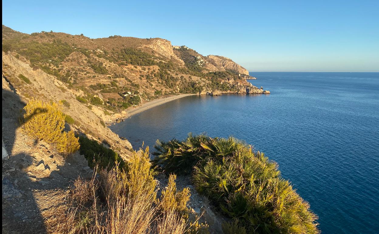 Imagen de los acantilados de Maro-Cerro Gordo, con la playa del Cañuelo en primer término. 