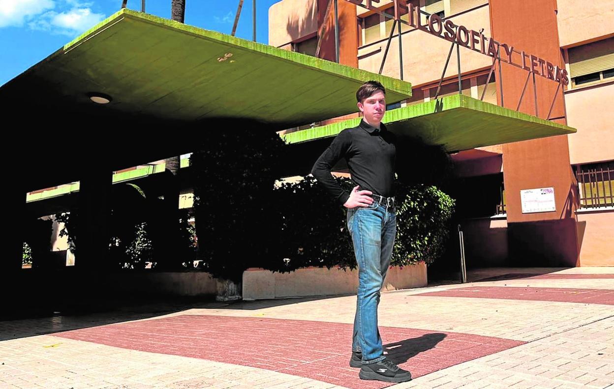 Gabriel Pisvejc, en la entrada de la Facultad de Filosofía y Letras. 