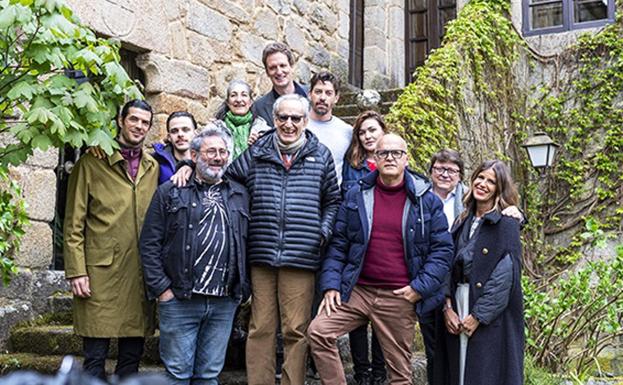 Parte del equipo de 'La manzana de oro', con Chávarri en el centro.