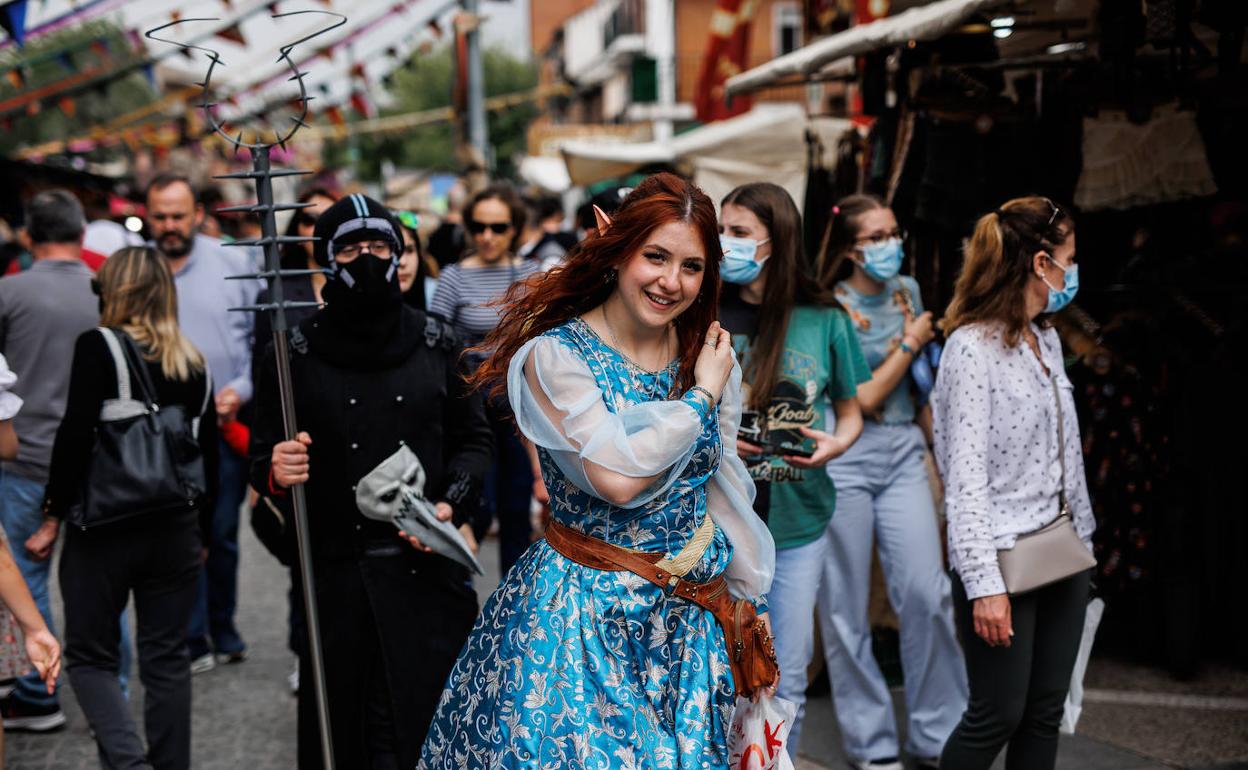 Fiesta con y sin mascarilla en El Álamo (Madrid).