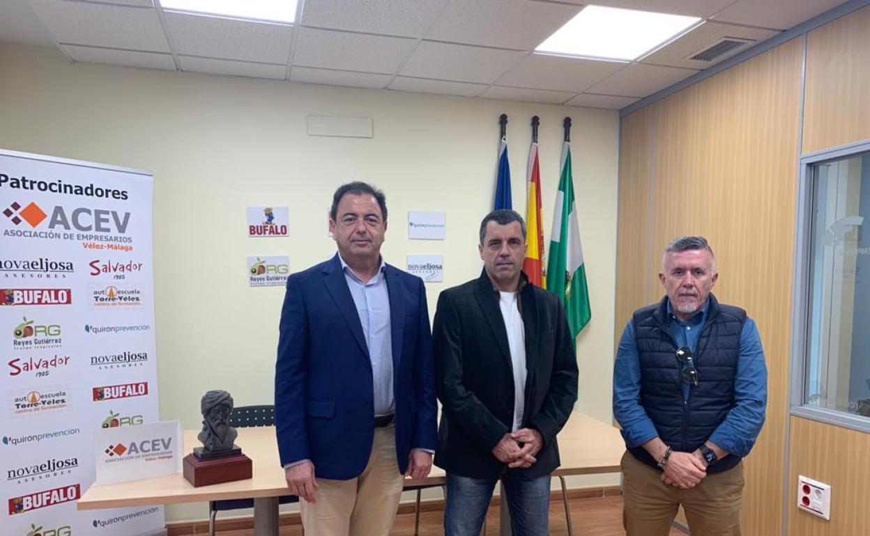 El presidente de la ACEV, con el empresario veleño en la sede del colectivo. 