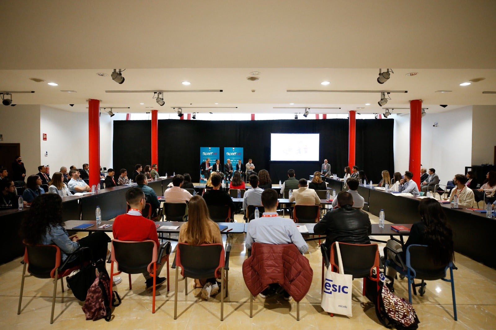 Los 50 seleccionados reciben instrucciones prácticas de las empresas más punteras de la provincia, en la segunda edición de este proyecto que se celebrara en el Palacio de Ferias