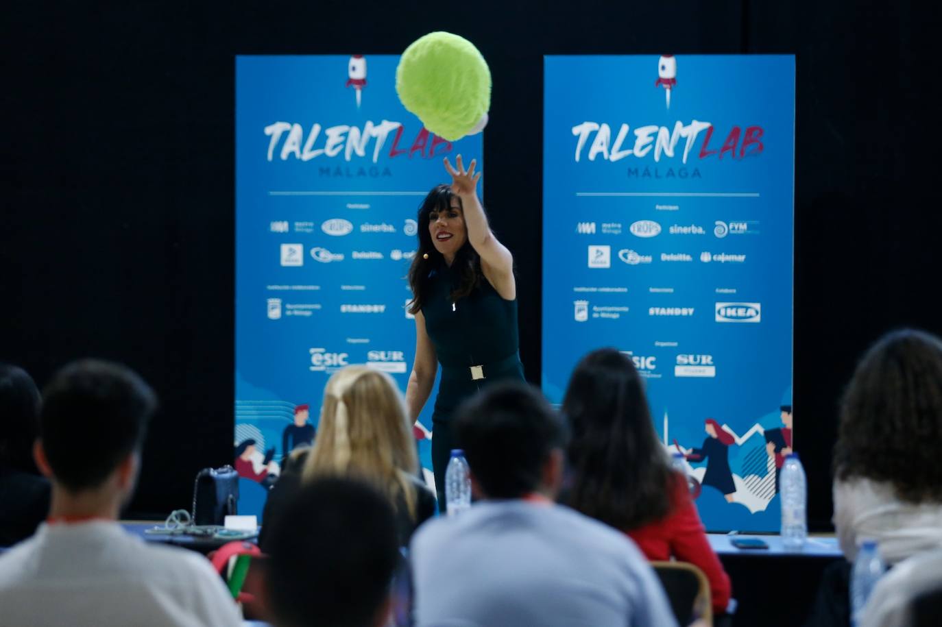 Los 50 seleccionados reciben instrucciones prácticas de las empresas más punteras de la provincia, en la segunda edición de este proyecto que se celebrara en el Palacio de Ferias