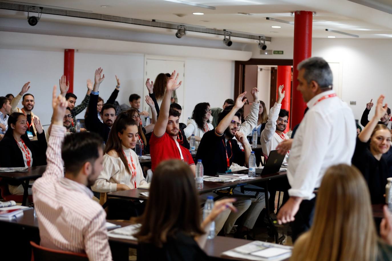 Los 50 seleccionados reciben instrucciones prácticas de las empresas más punteras de la provincia en la segunda edición de este proyecto, que se celebra en el Palacio de Ferias