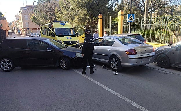 Un agente de la Policía Local desplegado en la zona. 
