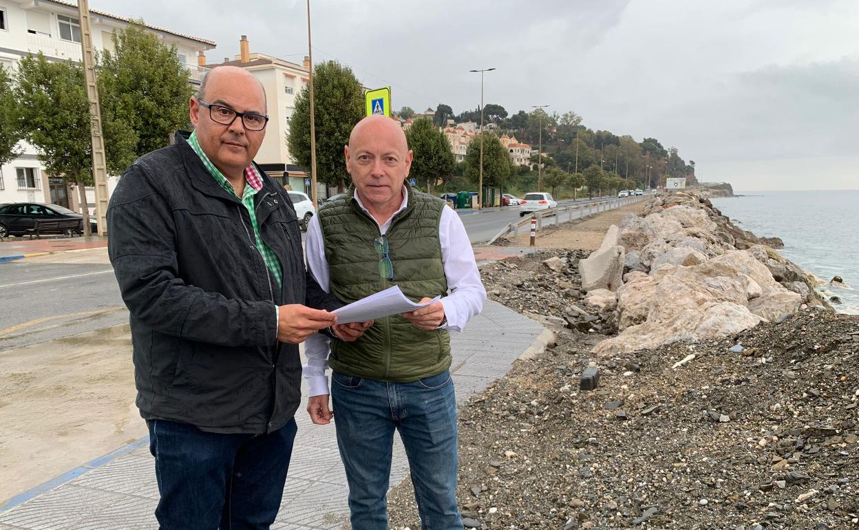 Los ediles del PP Jesús Lupiáñez y Jorge Pérez, este miércoles en la playa veleña de Mezquitilla. 