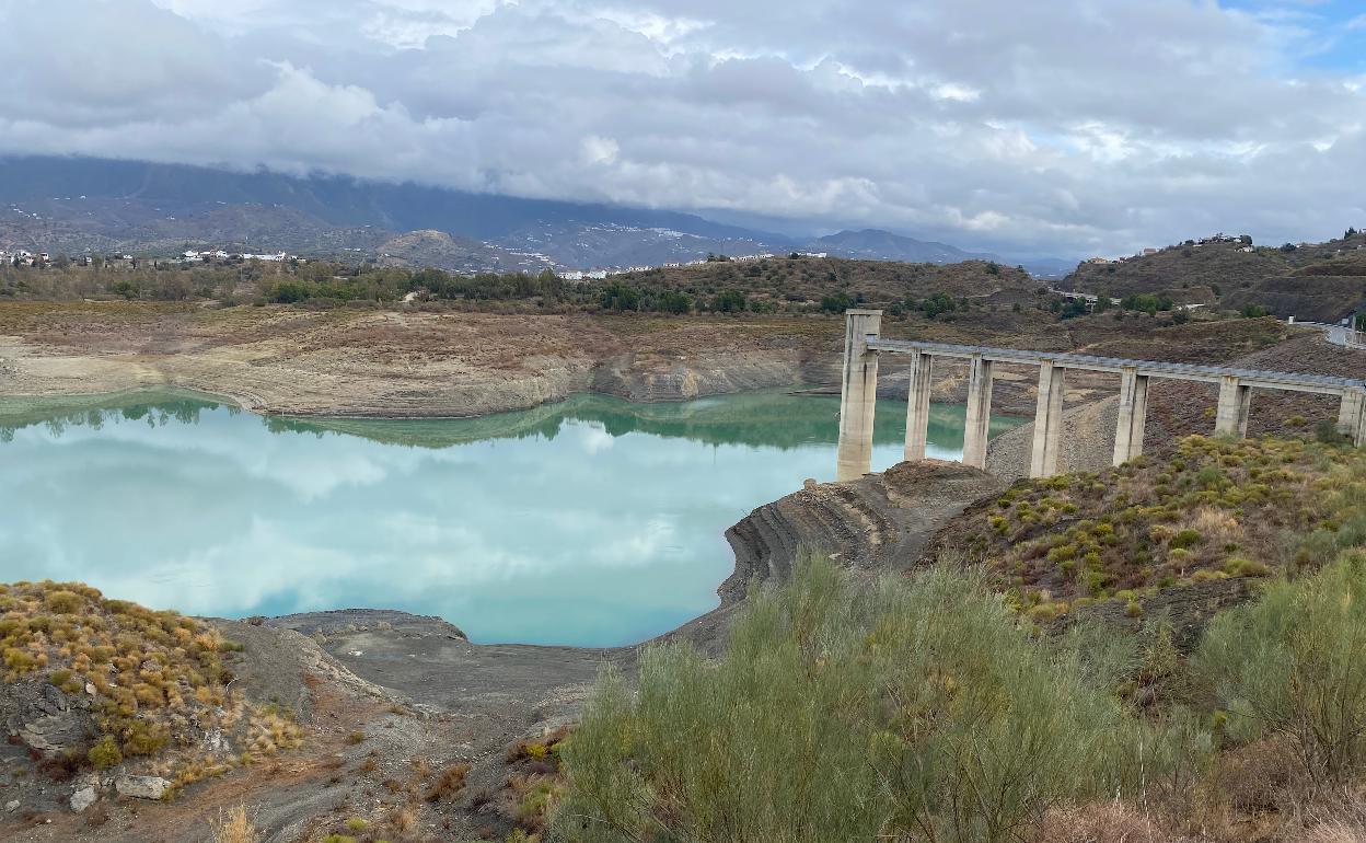 El embalse de La Viñuela almacena apenas 28 hectómetros cúbicos, por lo que está al 17% de su capacidad. 