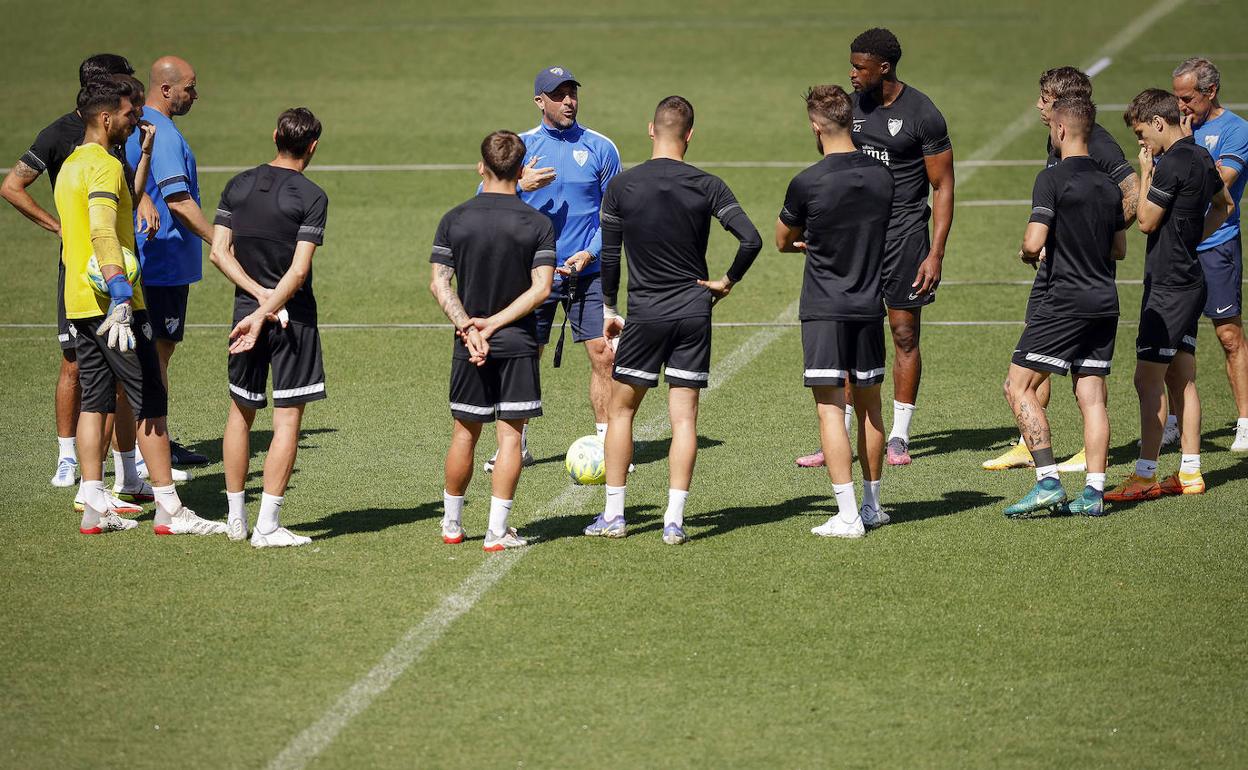 El entrenador, Pablo Guede, se dirige a sus jugadores en el entrenamiento de anteayer en La Rosaleda.