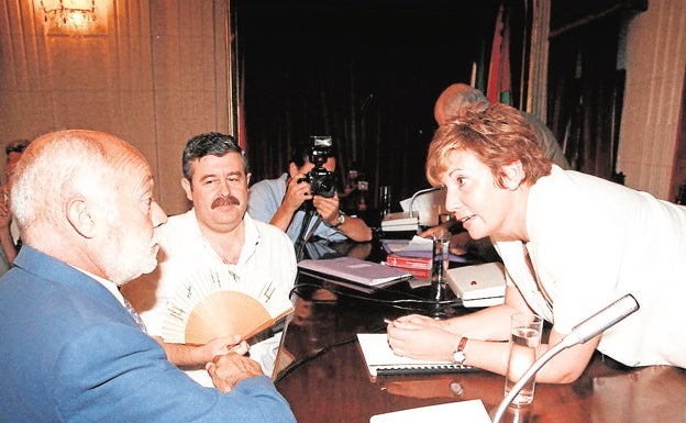 Villalobos, en la presidencia del pleno, de alcaldesa, con Eduardo Martín Toval y Antonio Romero.