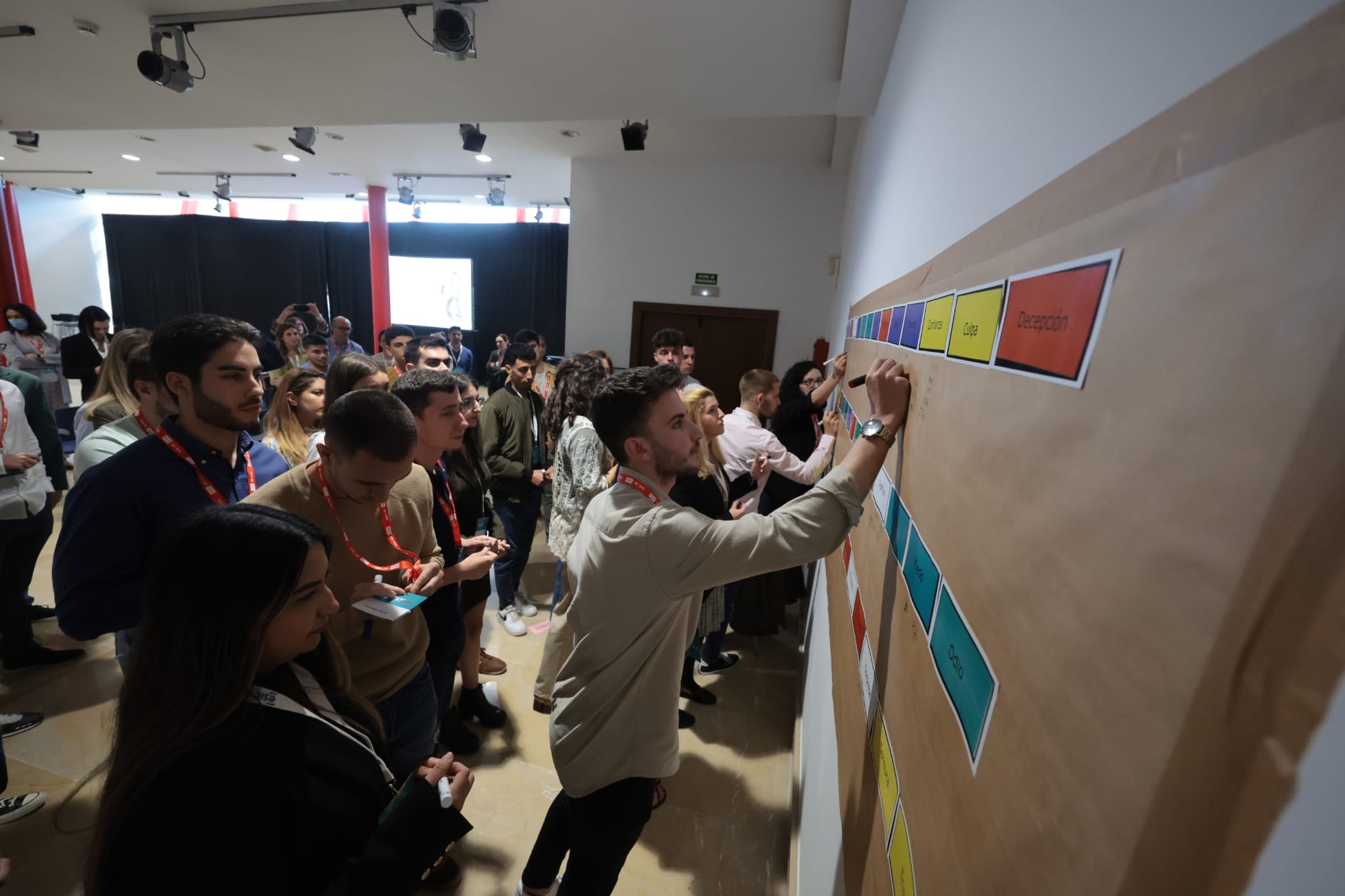 Los 50 seleccionados reciben instrucciones prácticas de las empresas más punteras de la provincia, en la segunda edición de este proyecto que se celebrara en el Palacio de Ferias