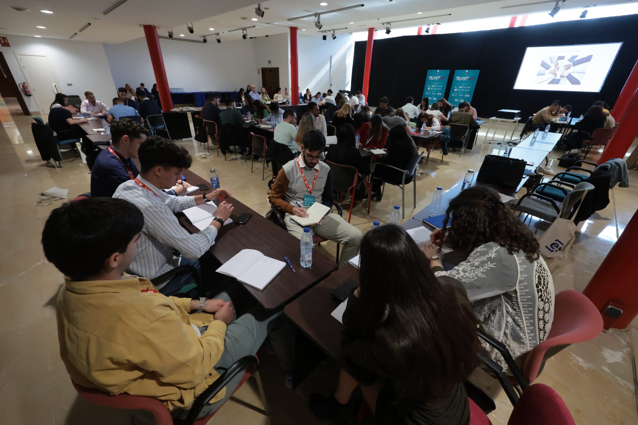 Los 50 seleccionados reciben instrucciones prácticas de las empresas más punteras de la provincia, en la segunda edición de este proyecto que se celebrara en el Palacio de Ferias