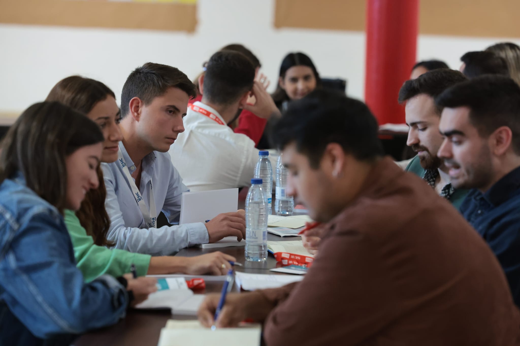 Los 50 seleccionados reciben instrucciones prácticas de las empresas más punteras de la provincia, en la segunda edición de este proyecto que se celebrara en el Palacio de Ferias