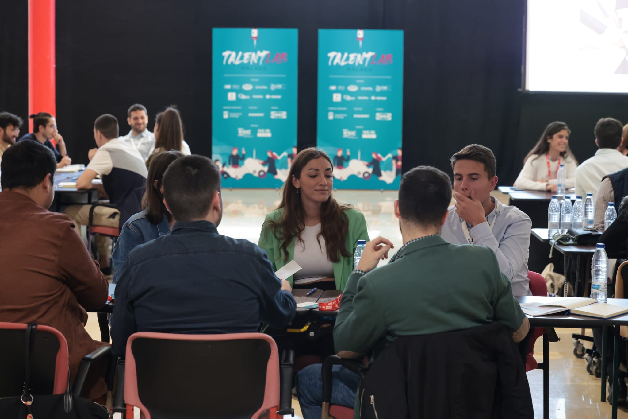 Los 50 seleccionados reciben instrucciones prácticas de las empresas más punteras de la provincia, en la segunda edición de este proyecto que se celebrara en el Palacio de Ferias