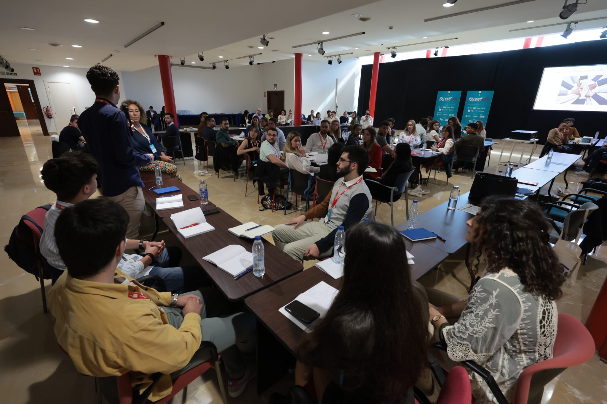 Los 50 seleccionados reciben instrucciones prácticas de las empresas más punteras de la provincia, en la segunda edición de este proyecto que se celebrara en el Palacio de Ferias