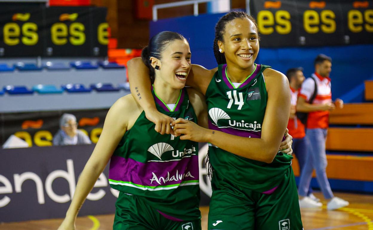 Elena González y Daniela Ikponmwosa celebran la victoria.