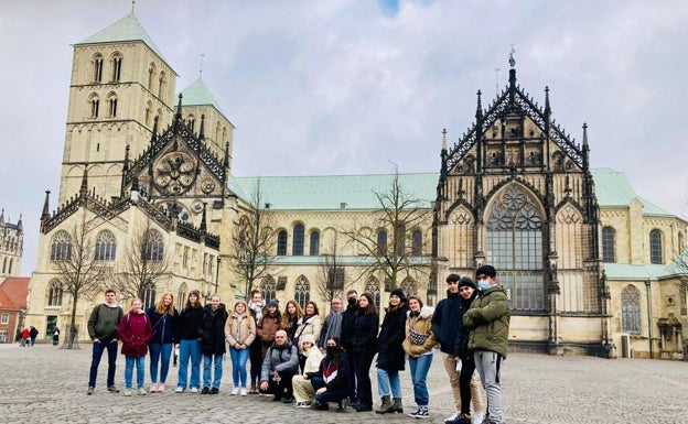 El grupo de alumnos malagueños del IES Huelin, durante su visita a la catedral de Münster. 