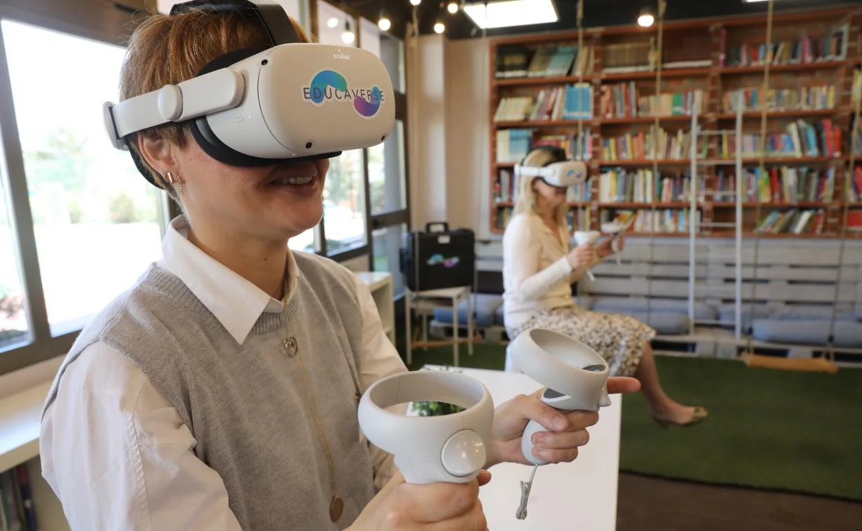 Las gafas de realidad virtual permiten adentrarse en un nuevo espacio educativo. 