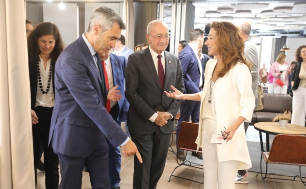 Victor Navas, alcalde de Benalmádena; Francisco de la Torre, Alcalde de Málaga y Sonia Díez, presidenta de EducAcción. 