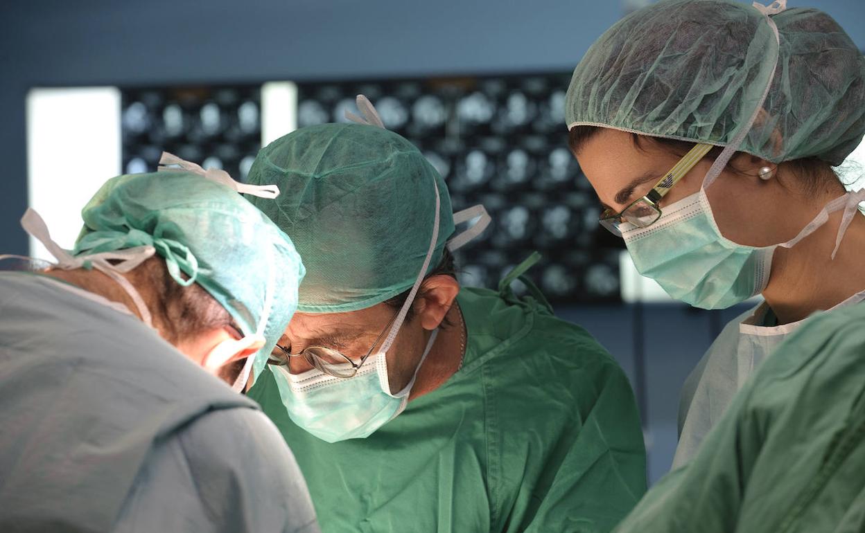 Imagen de archivo de una operación en un hospital público andaluz. 